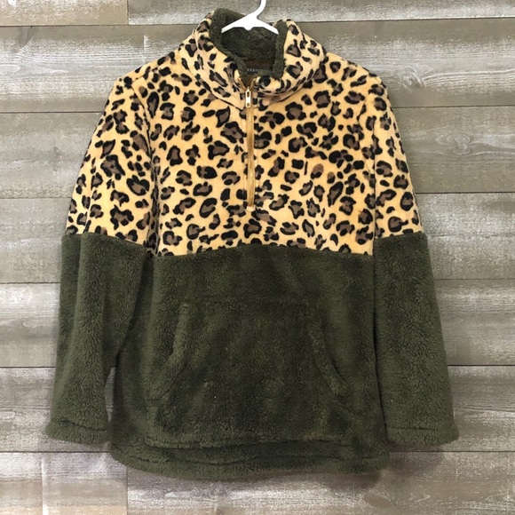 Adult Small leopard & olive green fleece pullover - Picture 1 of 6